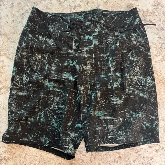 Lululemon Live in Practice Current State Hybrid Board Short - Geometric Channel - Picture 7 of 8